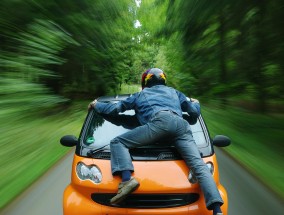 轿车未礼让变道摩托车，遭遇踹车事件