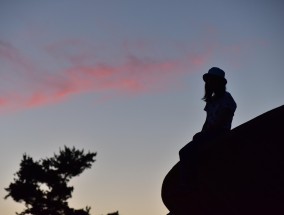 女子遭遇家暴困境，无奈之下自卫反击