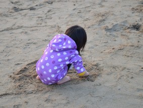 盲人女孩独自逛商场，保安小哥的默默守护