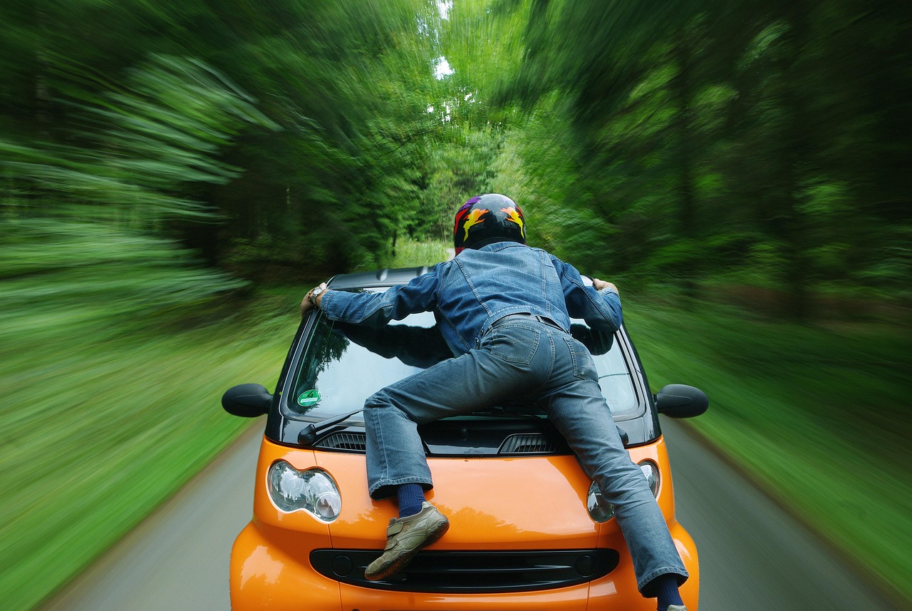 轿车未礼让变道摩托车，遭遇踹车事件